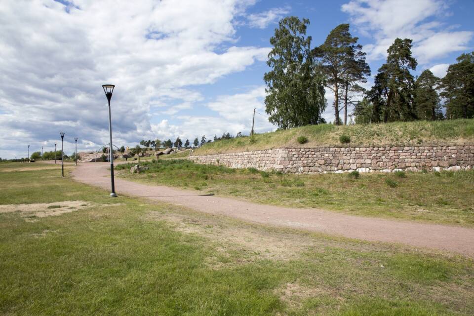 Hiekkatie kulkee linnanmuurin viertä.