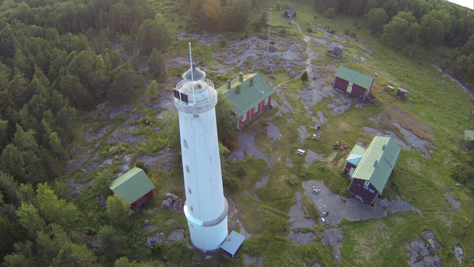 Majakka ja sitä ympäröivät rakennukset ylhäältä katsottuna, ympärillä metsää.