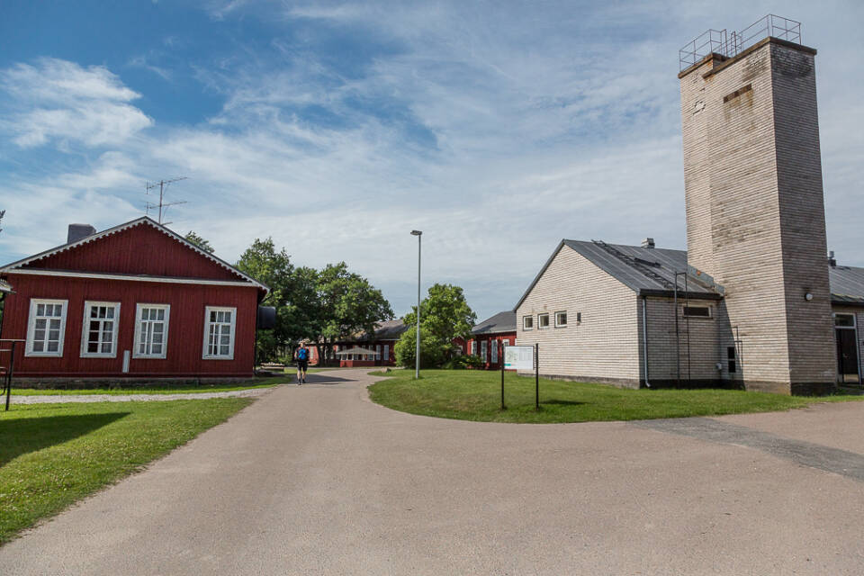 Muutamia punaisia puurakennuksia ja betoninen torniollinen kasarmirakennus hyvin hoidettujen nurmikoiden ja teiden keskellä.